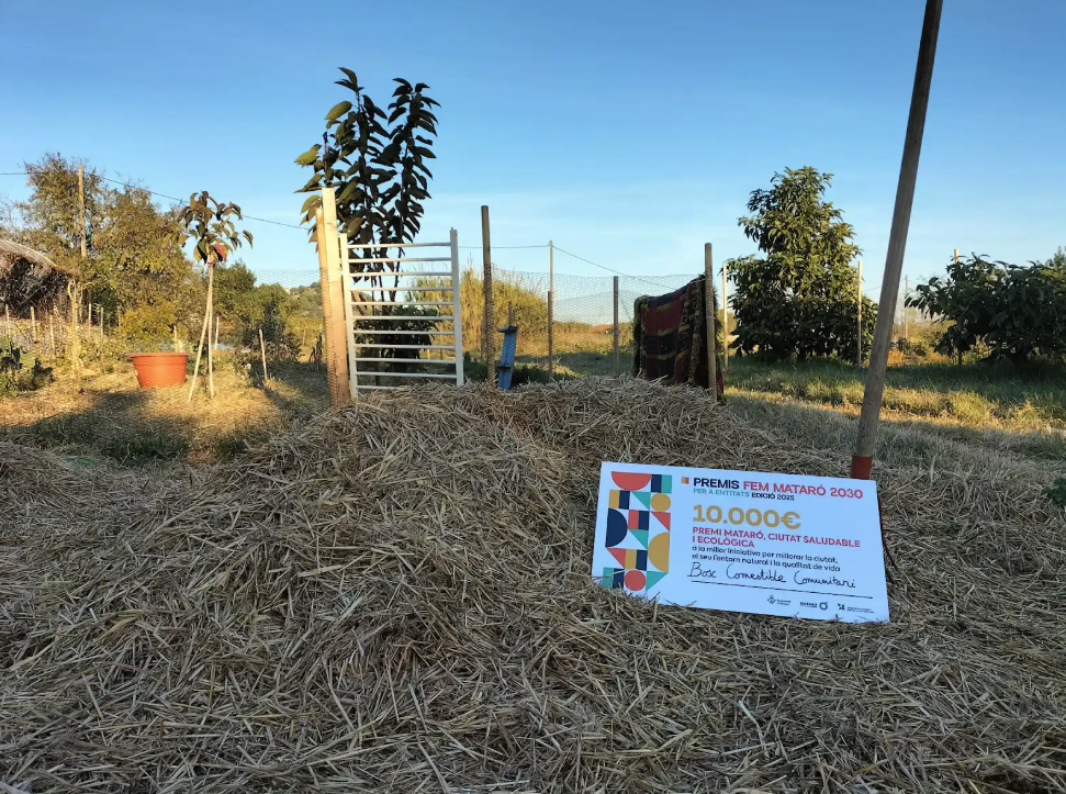 Premio Fem Mataró situado en el bosque comestible comunitario.